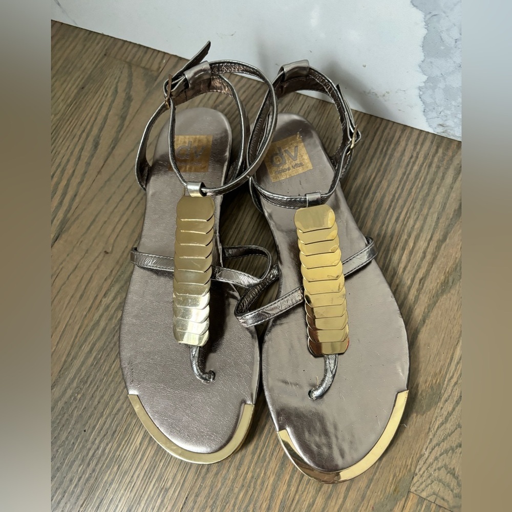 DV by Dolce Vita Pewter Thong Sandals Flats Metallic Silver Gold Size 7